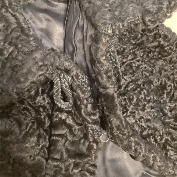 Cape, black lamb’s wool - Picture 5 of 5